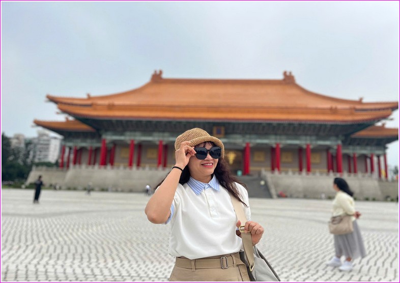 Chị Hương